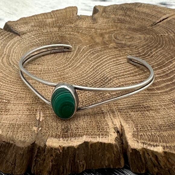 1980s Native American NAVAJO Sterling Silver & Malachite Cabochon Cuff Bracelet - Picture 2 of 4